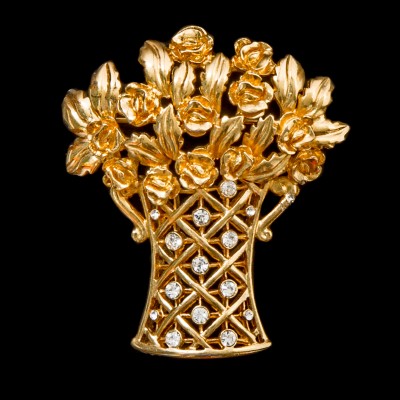 Broszka w formie wazonu z kwiatami. Metal złocony, cyrkonie. USA.